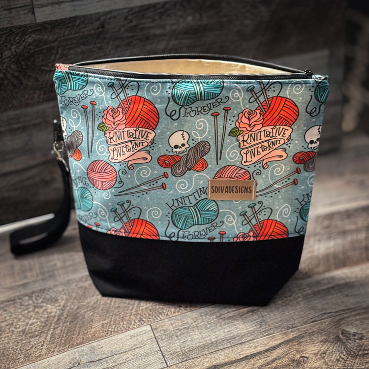 Zippered knitting project bag with strap