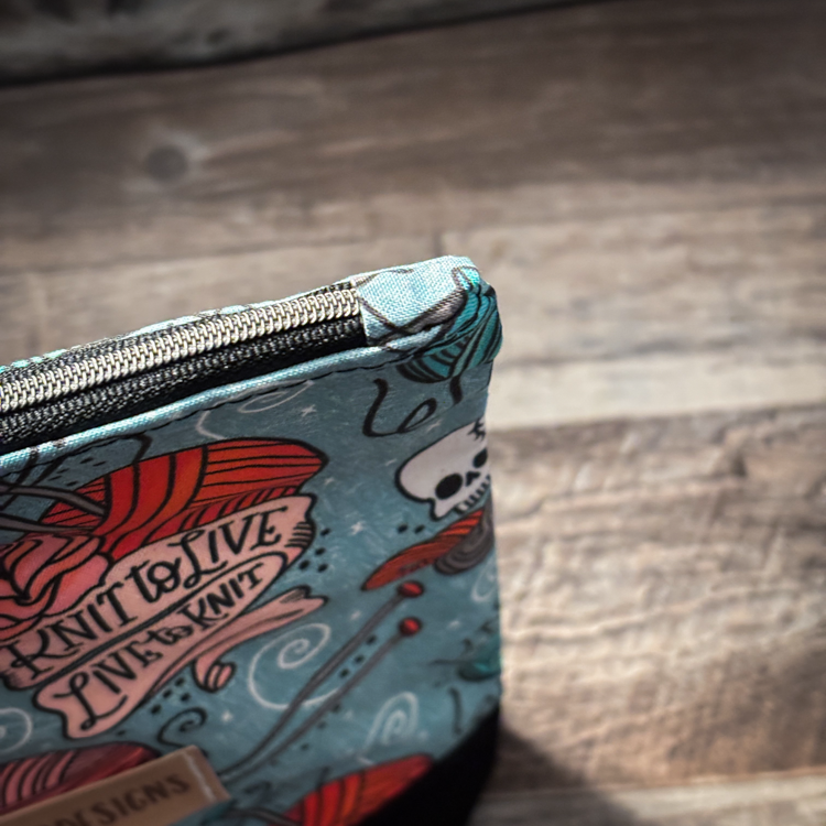 Zippered knitting project bag with strap