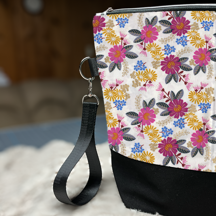 Zippered knitting project bag with strap