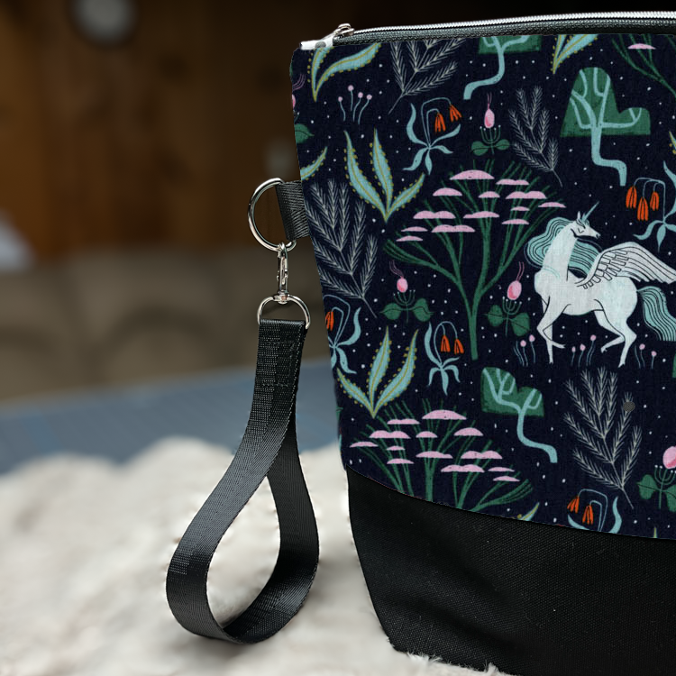 Zippered knitting project bag with strap