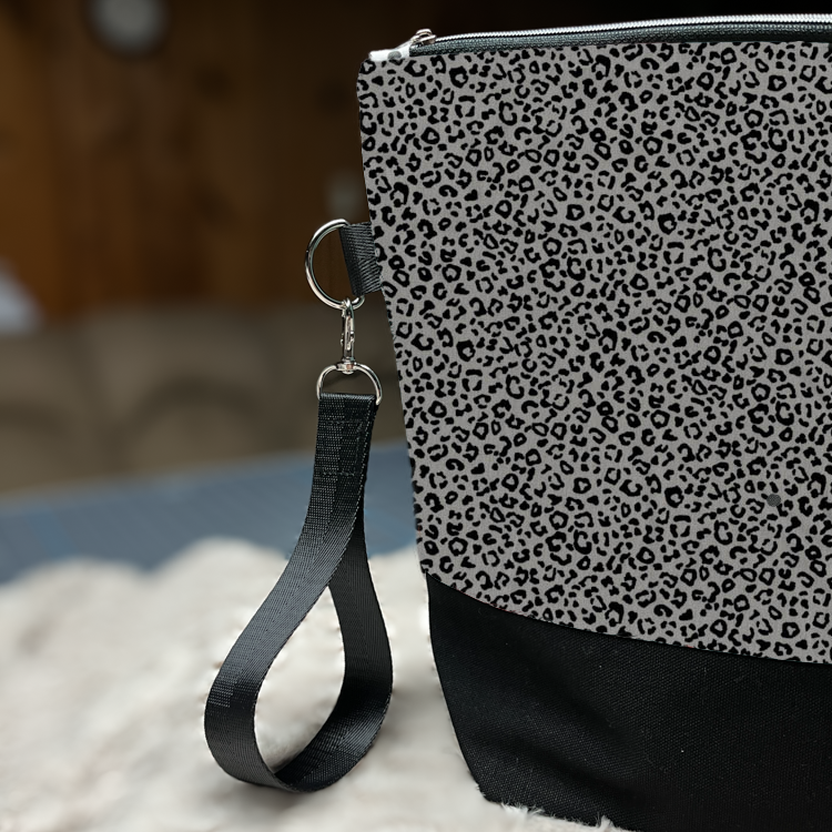 Zippered knitting project bag with strap