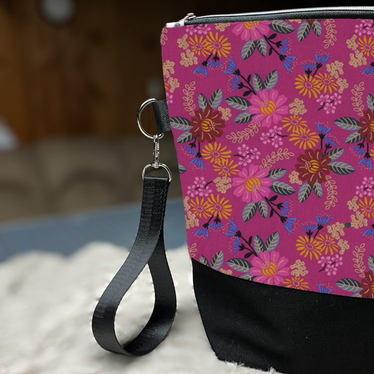 Zippered knitting project bag with strap