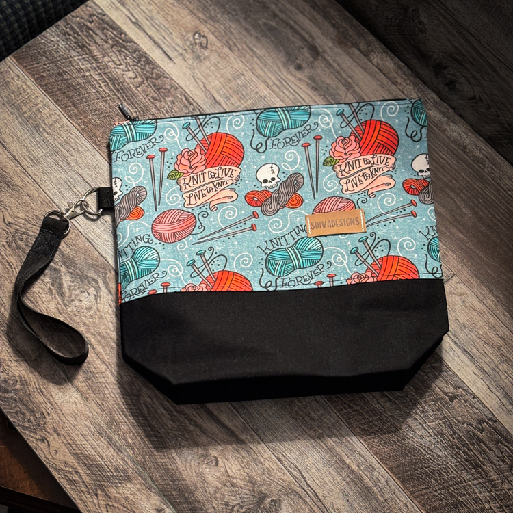 Zippered knitting project bag with detachable strap