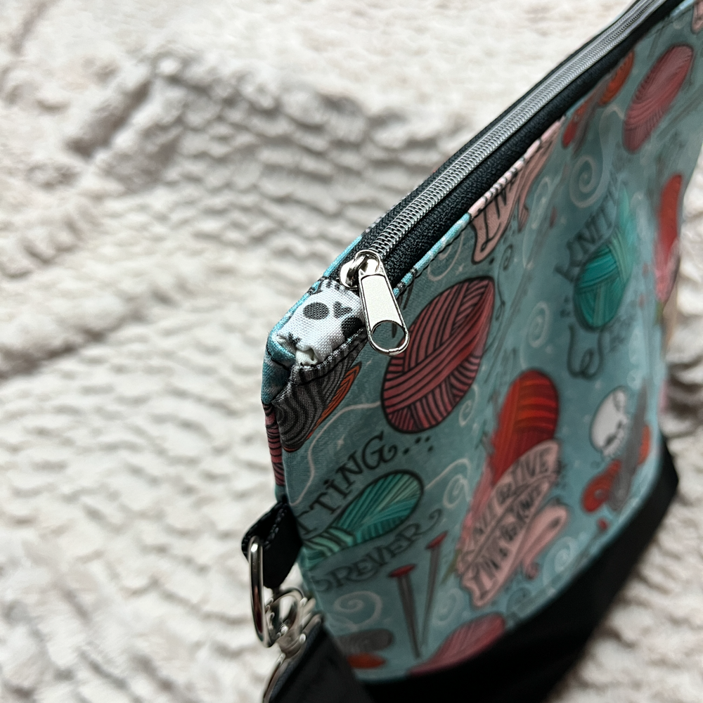 Zippered knitting project bag with detachable strap