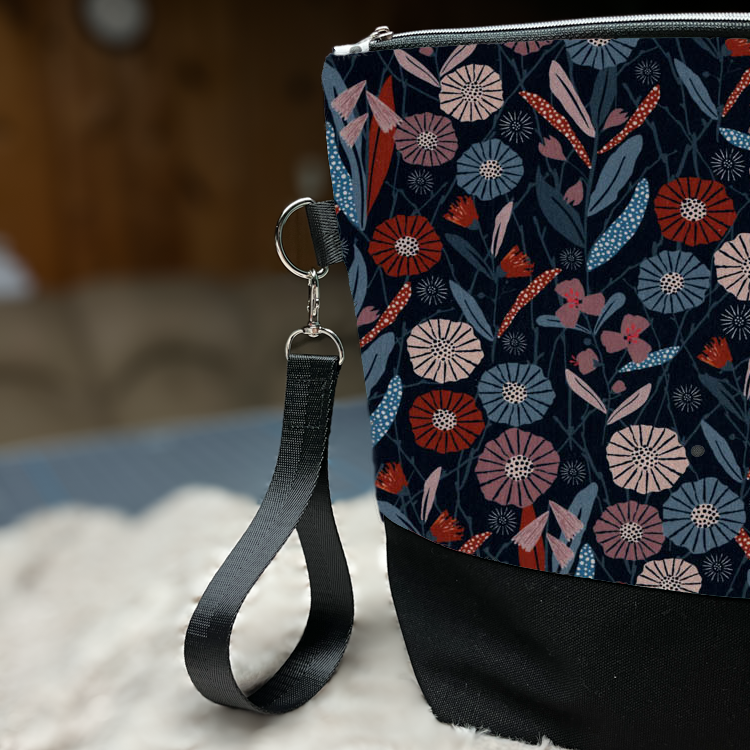 Zippered knitting project bag with detachable strap