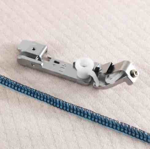 Brother SA212 Serger Elastic Application Foot /Pied de pose d'élastique pour surjeteuse
