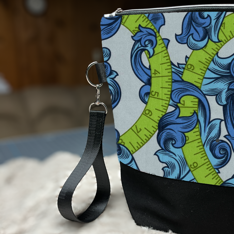 Zippered knitting project bag with detachable strap